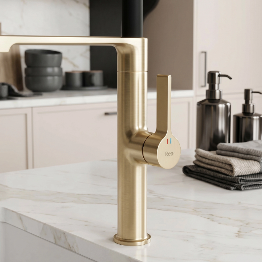 Küchenarmatur Lago Gold Matt mit flexiblem Schwenkauslauf