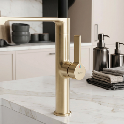 Küchenarmatur Lago Gold Matt mit flexiblem Schwenkauslauf